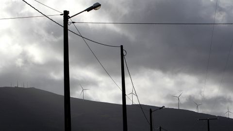 Feísmo en el medio rural con farolas, molinos de vientos y cables de media tensión.