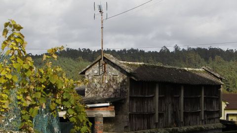 Hórreo con antena.
