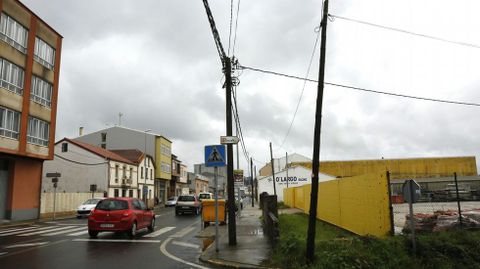 Varios postes con cableado en Carballo.