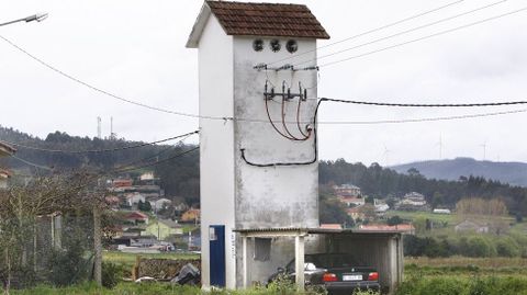 Garaje al lado de una torre del tendido eléctrico en Coristanco.