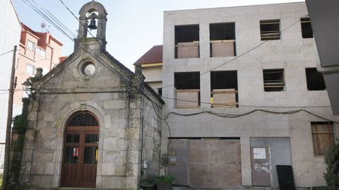 La capilla de San Antonio, rodeada de edificios altos.