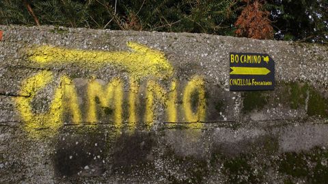 Pintadas para indicar el Camino de Santiago en A Fonsagrada.