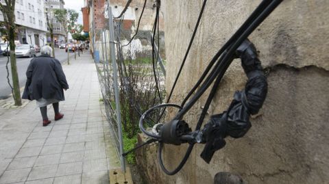 Cables accesibles en una calle de Monforte.