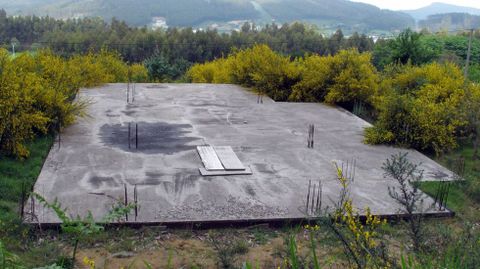 Plancha de hormigón de una vivienda inacabada en A Mariña