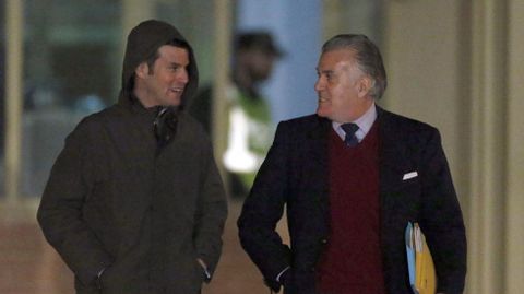 Bárcenas acompañado de su hijo Guillermo, a su salida de la prisión madrileña de Soto del Real el pasado 22 de enero