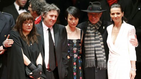 El director de la Berlinale dieter Kosslick junto a Rinko Kikuchi, Juliette Binoche, Gabriel Byrne y la directora Isabel Coixet.
