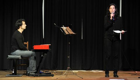 Serxio Moreira y Rosalía Fernández Rial, durante una «performance» realizada en Cee en el 2013.
