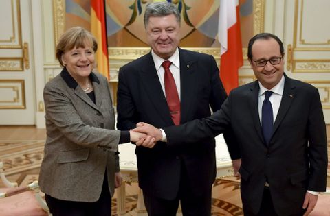 Merkel y Hollande presentaron ayer su iniciativa de paz en Kiev al presidente ucraniano.
