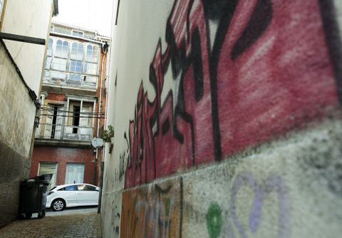 Deterioro y pintadas conviven en el barrio.