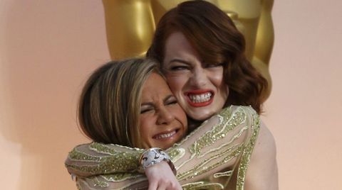 El efusivo abrazo entre Jennifer Aniston y Emma Stone fue una de las fotos de la alfombra roja