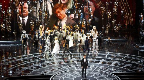 Como era de esperar, Neil Patrick Harris ha empezado cantando. Fiel a su estilo y acompañado por Anna Kendrick y Jack Black, el tema no ha sido escogido al azar: lo han compuesto los creadores del «Let it go» de «Frozen»