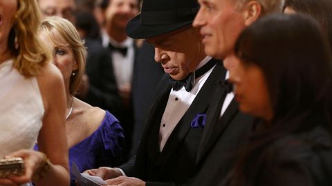 J.K. Simmons parecía repasar en la alfombra roja su discurso. Solo minutos más tarde, subía a recoger su Oscar como mejor actor de reparto. «Si tienes padre o madre vivos, ¡llámalos! No le mandes texto o email: llámalos»