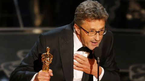 Cuando Pawel Pawlikowski subió a recoger el Oscar como mejor película de habla no inglesa seguro que tenía claro a quién se lo iba a dedicar. Por eso, ni corto ni perezoso, cuando empezó a escuchar la música que marca el final de los agradecimientos, aceleró para poder terminar. El discurso más rápido de la noche