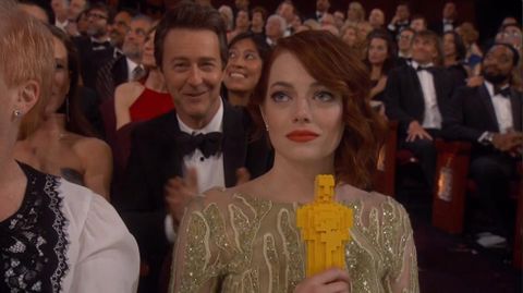 Durante la actuación de la canción «Everything Is Awesome» (¿la actuación de la noche?) de «Lego. La película», los bailarines repartieron Oscars de Lego a gran parte de los asistentes. Más tarde, antes de anunciar la actriz de reparto, Emma Stone posaba con la estatuilla consciente de que no iba a ser su noche