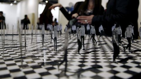 Dos personas ante la obra «Divergentes» de Manuel Calderón, de la galería colombiana El Museo.