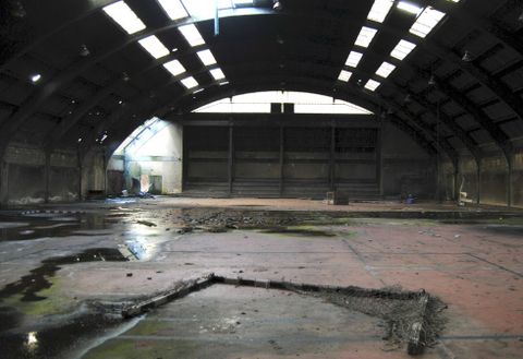 El interior del polideportivo está en condiciones precarias, lo que podría provocar incidentes.
