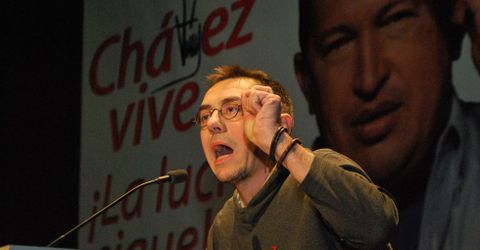 <span lang= es-es >Asesores del Gobierno de Chávez</span>. Juan Carlos Monedero, número tres de Podemos, (arriba) fue asesor del Gobierno de Venezuela entre el 2005 y el 2010. Pablo Iglesias (abajo) trabajó en Venezuela entre el 2006 y el 2007 para fundación CEPS, que recibió contratos de asesoramiento por parte del Gobierno de Hugo Chávez.