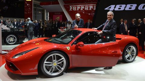 El CEO de Ferrari con el nuevo 488 GTB.