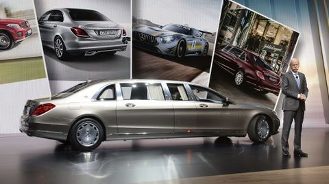 El presidente de Mercedes-Benz, Dieter Zetsche, posa junto al nuevo Mercedes-Maybach S 600 Pullmann.