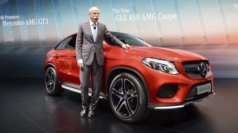 El presidente de Mercedes-Benz, Dieter Zetsche, posa junto al nuevo Mercedes GLE 450 AMG Coupe.