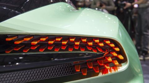 Detalle del faro del Aston Martin Vulcan.