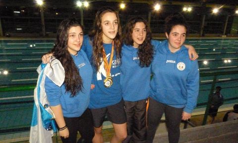 Antía García, junto al resto de compañeras júnior portando las medallas, tras la prueba en Ourense.