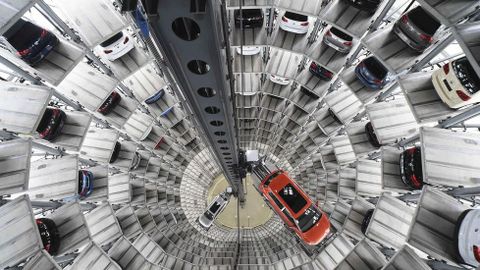 Varios coches en la fábrica de Volkswagen en Alemania.