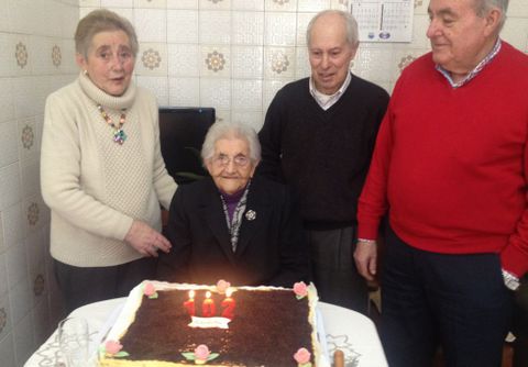 María, acompañada de su hija, su yerno y un sobrino (derecha).