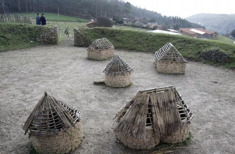 Imagen de una recreación en miniatura del castro en el parque rural de Aldea Nova.