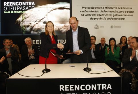 Ana Pastor y Rafael Louzán firmaron el protocolo que recuperará castros en 21 municipios.