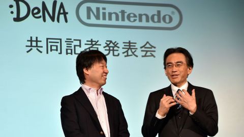 El presidente de Nintento Satoro Itawa (derecha) con Isao Moriyasu de DeNa