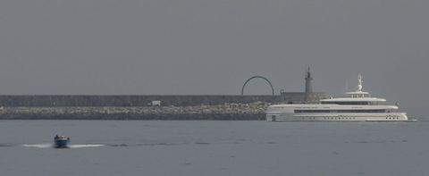 El megayate «Sibelle», entrando en el puerto de A Coruña para dirigirse a Marina Coruña.