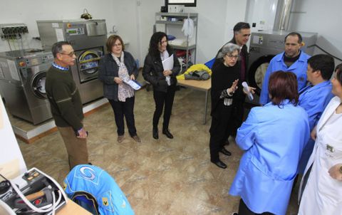 La secretaria general de Política Social en un momento de la visita en el taller de lavandería.