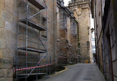 os andamios están colocados en una fachada lateral de la basílica.