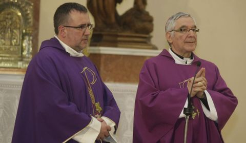El párroco de Burela y el obispo, ayer en la iglesia burelense.