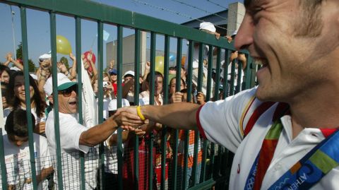 Saludo a un seguidor que fue a recibirlo a Peinador a su regreso de Atenas.