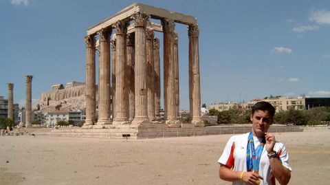 El campeón gallego posa con sus dos medallas conquistadas en Atenas en el ágora de la capital griega.