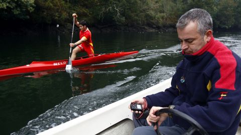 Entreno en Pontevedra junto a Morlán, atento al cronómetro.