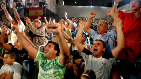 Vecinos y amigos animando en el puerto de Aldán durante las pruebas olímpicas del 2008.