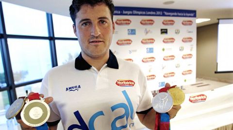 Cal muestra sus medallas olímpicas logradas hasta la fecha (2011).