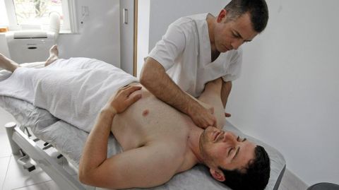 El osteópata Juan Carlos, en pleno tratamiento.