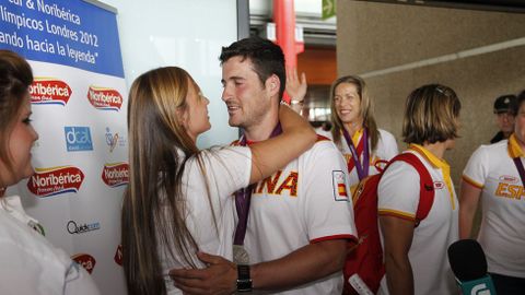 David Cal besa a su novia tras llegar a Cangas de Londres 2012.