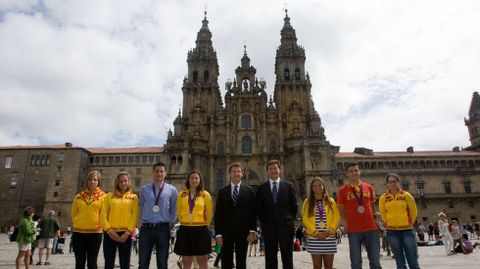 Feijo y Lete Lasa (director xeral para o Deporte), posando con los medallistas olímpicos gallegos de Londres 2012 en pleno Obradoiro.