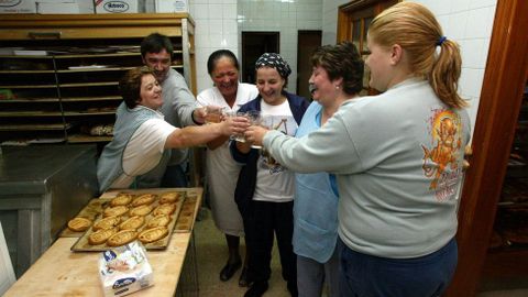 Brindis en la panadería familiar para festejar los éxitos de David Cal.