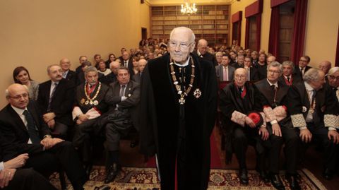 Romay, ayer poco antes de su discurso de ingreso en la Real Academia Gallega de Jurisprudencia.
