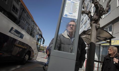 <span lang= es-es >Nuevas paradas en el Agra</span>. El Ayuntamiento ha instalado 20 nuevas paradas inteligentes que dan información actualizada de las frecuencias de los buses y de posibles incidencias en el servicio.