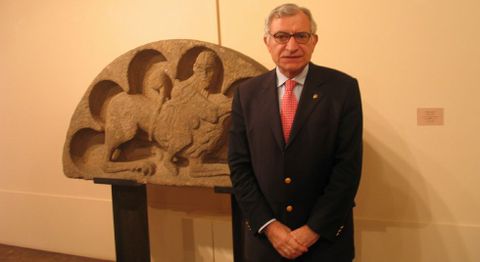 El director del Museo de Pontevedra, Valle Pérez, al recuperar el tímpano de Palmou en el año 2006.