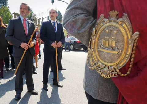 Los ediles y el alcalde de Padrón (derecha) salieron al encuentro de la delegación santiaguesa.