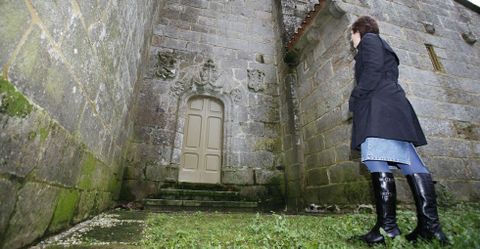 Vista de la puerta santa de la Iglesia de Santa María das Areas de Fisterra.
