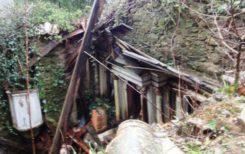 El campanario es una pieza singular en Barcala, y la capilla privada está en estado de abandono.